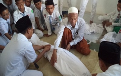 rutinitas kegiatan memandikan mayat